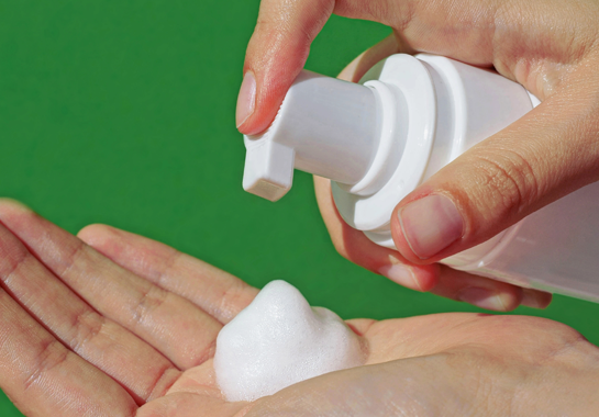 Mousse au panthénol après une greffe de cheveux dans le cadre du 1er shampooing